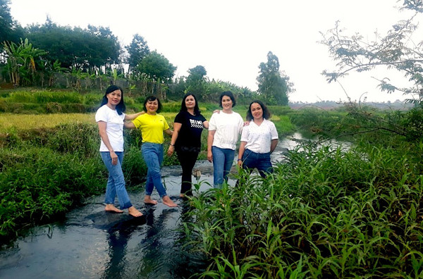 Du khách vui chơi tại suối Đá (phường Hoa Lư, TP. Pleiku). Ảnh: H.L