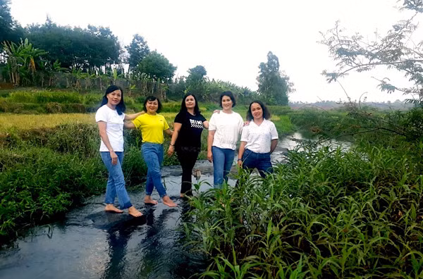 Du khách vui chơi tại suối Đá (phường Hoa Lư, TP. Pleiku). Ảnh: H.L