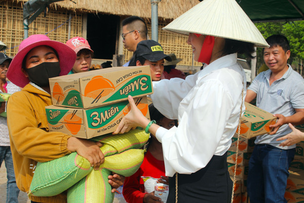 Chị Lê Hà trao quà cho người nghèo xã Hà Tây, huyện Chư Pah. Ảnh: N.G