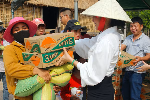 Chị Lê Hà trao quà cho người nghèo xã Hà Tây, huyện Chư Pah. Ảnh: N.G