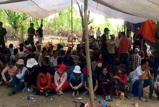 Địa điểm đánh bạc nằm trong rừng, cách xa khu dân cư. Các con bạc được người dẫn đường đưa tới để sát phạt nhau trước sự cảnh giới bên ngoài - Ảnh: C.T.V. Địa điểm đánh bạc nằm trong rừng, cách xa khu dân cư. Các con bạc được người dẫn đường đưa tới để sát phạt nhau trước sự cảnh giới bên ngoài - Ảnh: C.T.V.