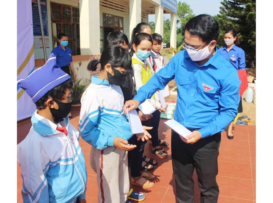  Anh Đỗ Duy Nam-Phó Bí thư Tỉnh Đoàn, Chủ tịch Hội đồng Đội tỉnh tặng học bổng cho học sinh khó khăn ở xã Hà Bầu (huyện Đak Đoa) tại chương trình “Một triệu ly sữa”. Ảnh: P.L