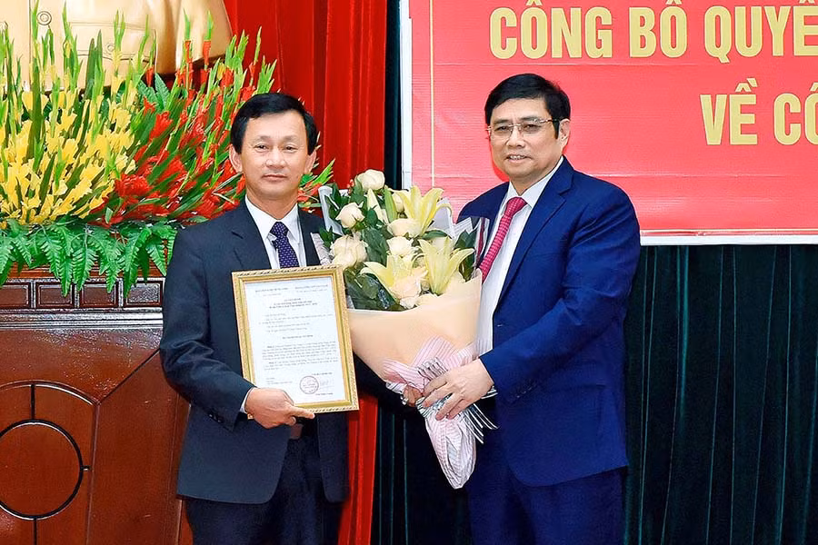 Đồng chí Phạm Minh Chính-Ủy viên Bộ Chính trị, Bí thư Trung ương Đảng, Trưởng ban Tổ chức Trung ương trao các quyết định của Bộ Chính trị cho đồng chí Dương Văn Trang-Bí thư Ủy viên BCH Trung ương Đảng, Bí thư Tỉnh ủy Kom Tum. Ảnh: Đức Thụy