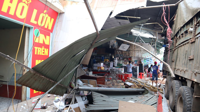 Khung cảnh tan hoang tại hiện trường vụ tai nạn - Ảnh: Hoàng Giáp Khung cảnh tan hoang tại hiện trường vụ tai nạn - Ảnh: Hoàng Giáp