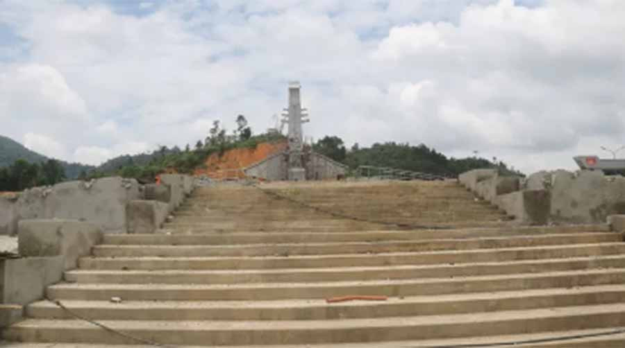 Tượng đài Chiến thắng Khâm Đức (huyện Phước Sơn, tỉnh Quảng Nam) đang được xây dựng trên một quả đồi rộng lớn, với kinh phí lên đến 14 tỉ đồng.