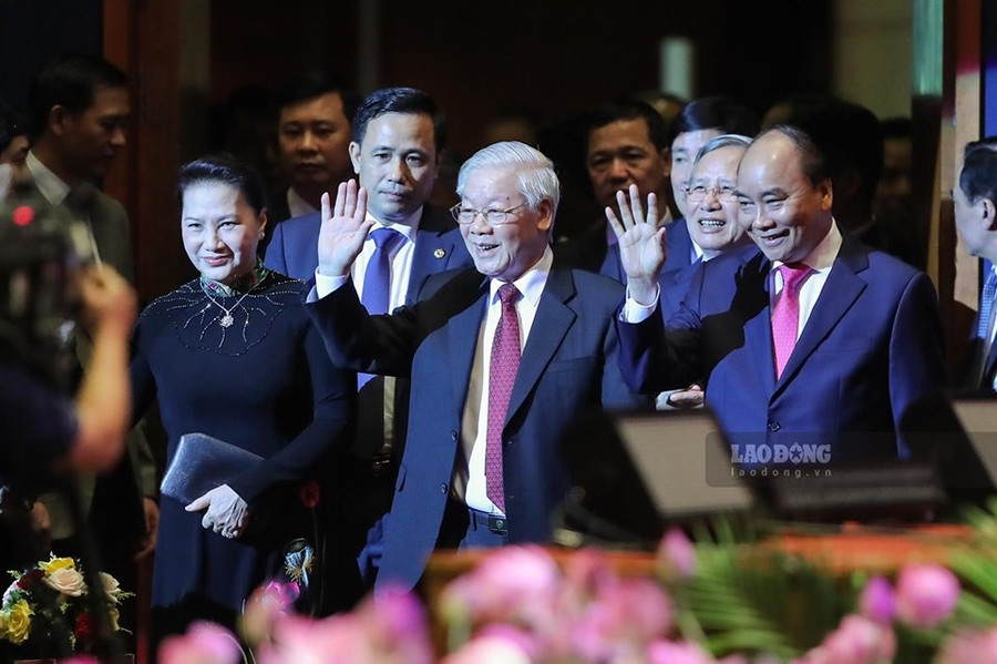 Tổng Bí thư, Chủ tịch Nước Nguyễn Phú Trọng, Thủ tướng Chính phủ Nguyễn Xuân Phúc, Chủ tịch Quốc hội Nguyễn Thị Kim Ngân cùng các lãnh đạo Đảng, Nhà nước dự Lễ kỷ niệm. Ảnh Sơn Tùng Tổng Bí thư, Chủ tịch Nước Nguyễn Phú Trọng, Thủ tướng Chính phủ Nguyễn Xuân Phúc, Chủ tịch Quốc hội Nguyễn Thị Kim Ngân cùng các lãnh đạo Đảng, Nhà nước dự Lễ kỷ niệm. Ảnh Sơn Tùng