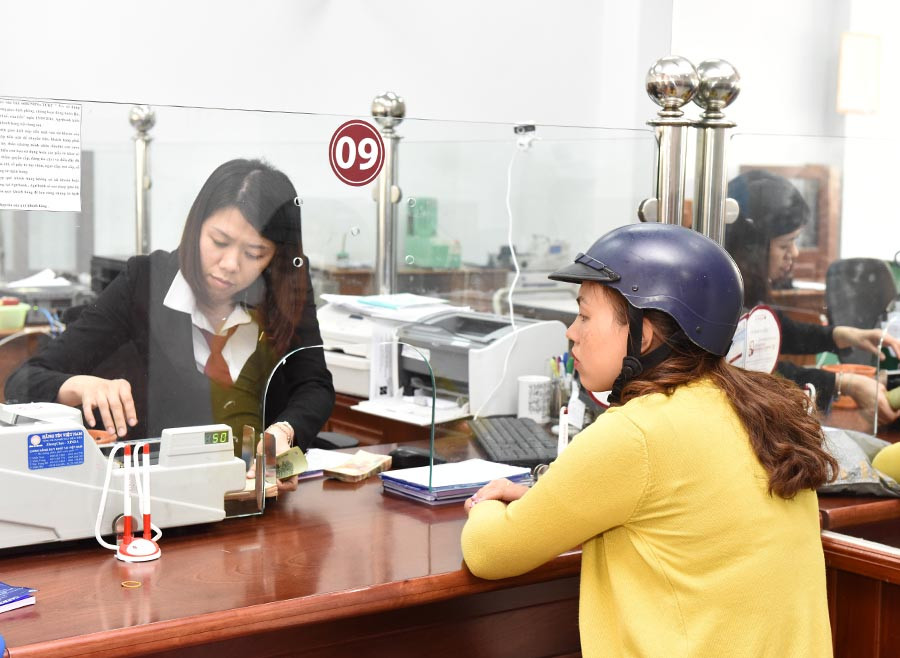  Kể từ ngày 13-5-2020, các ngân hàng thương mại áp dụng mức lãi suất cho vay ngắn hạn tối đa bằng VND một số lĩnh vực, ngành kinh tế là 5%/năm. Ảnh: ĐỨC THỤY