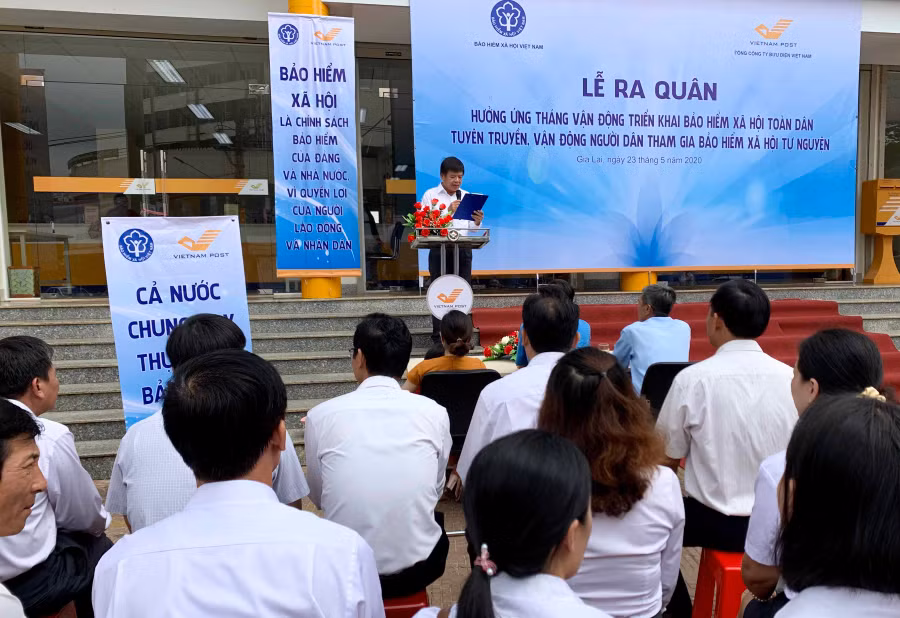 Ông Đoàn Ngô- Phó Giám đốc BHXH Gia Lai phát biểu tại lễ ra quân. Ảnh: Như Nguyện