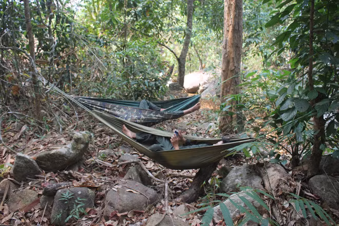 Nhân viên bảo vệ rừng mắc tạm chiếc võng để ngả lưng sau giờ tuần tra. ẢNH: ĐỨC NHẬT