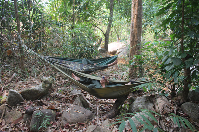 Nhân viên bảo vệ rừng mắc tạm chiếc võng để ngả lưng sau giờ tuần tra. ẢNH: ĐỨC NHẬT