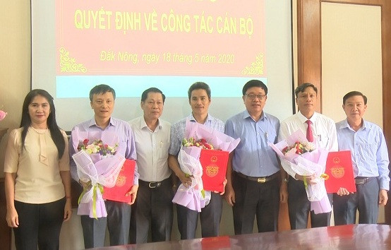 Chủ tịch UBND tỉnh Đắk Nông trao quyết định cho các cán bộ.