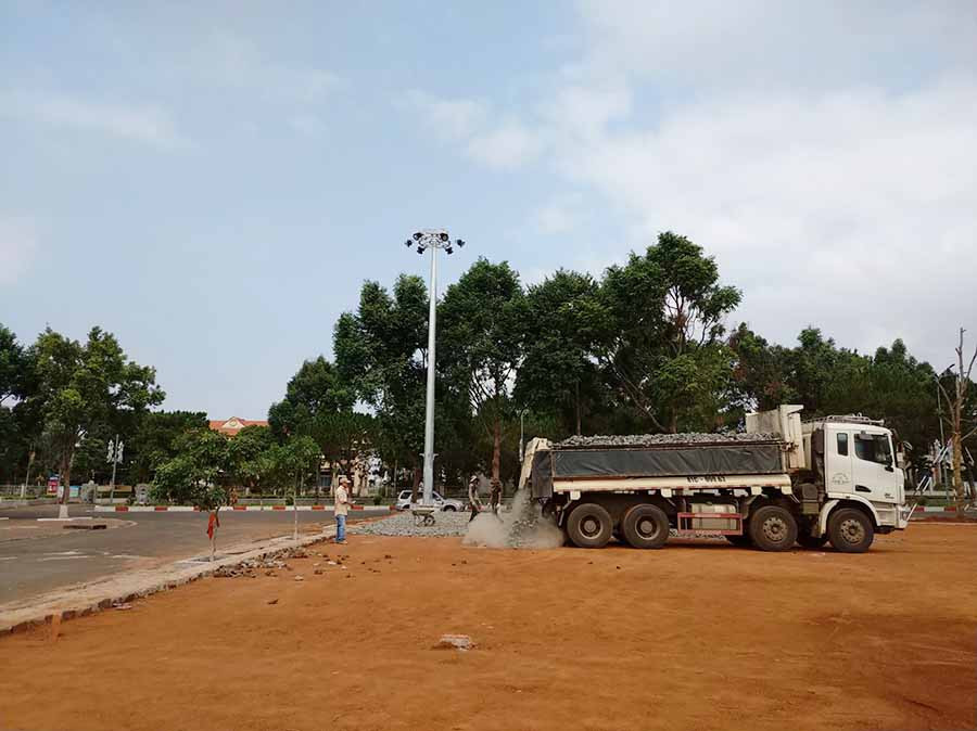  Công trình nâng cấp, sửa chữa Quảng trường thị trấn Phú Hòa (huyện Chư Pah) đang được đẩy nhanh tiến độ thi công. Ảnh: S.C