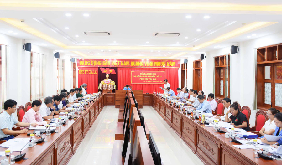 Quang cảnh phiên họp thứ 5 của Tiểu ban Nội dung Đại hội Đảng bộ tỉnh lần thứ XVI góp ý dự thảo Báo cáo chính trị lần 2. Ảnh: Minh Nguyễn