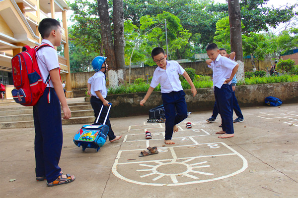 Việc đưa trò chơi dân gian vào trường học đã tạo được hiệu ứng tích cực trong học sinh lẫn phụ huynh. Ảnh: M.T Việc đưa trò chơi dân gian vào trường học đã tạo được hiệu ứng tích cực trong học sinh lẫn phụ huynh. Ảnh: M.T