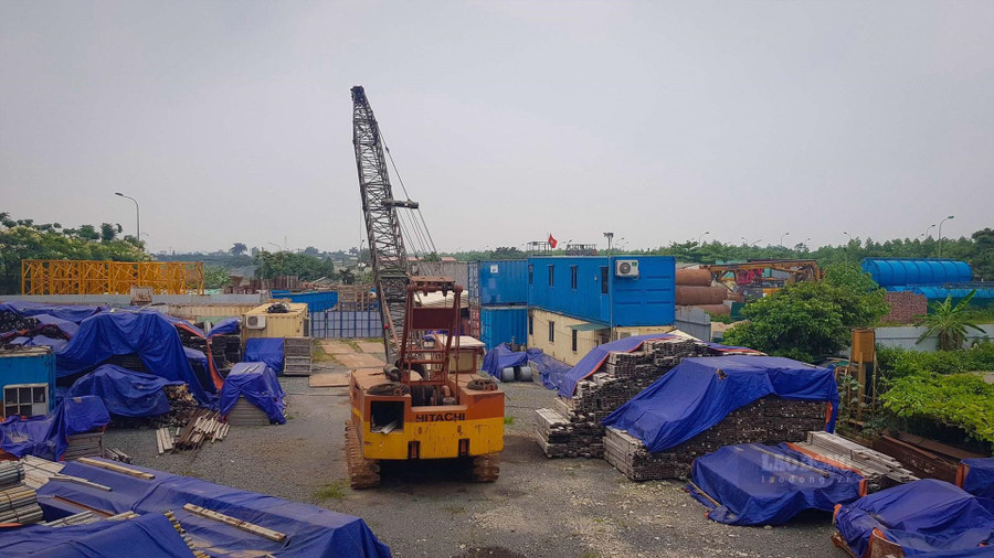 Ngoài ra một số cá nhân còn biến đất nông nghiệp thành nơi tập kết máy móc. 