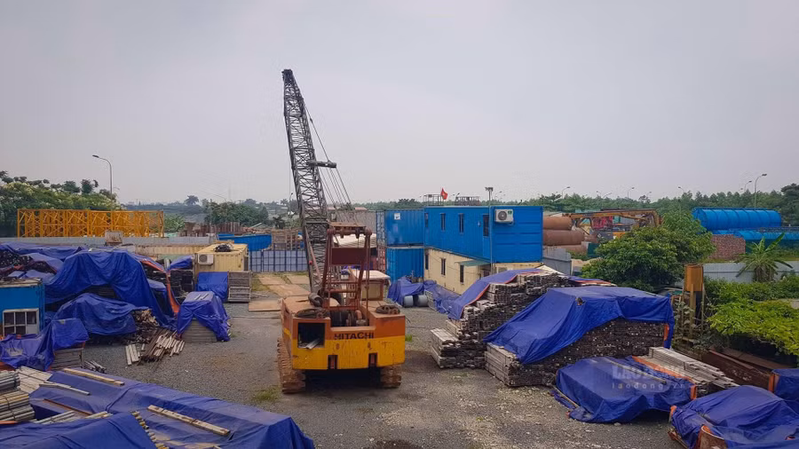 Ngoài ra một số cá nhân còn biến đất nông nghiệp thành nơi tập kết máy móc. 