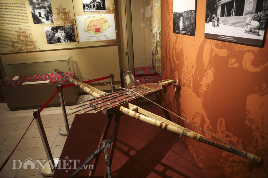 Những hình ảnh cỗ máy bắn nỏ được đặt trên các lâu thuyền được khắc họa trên hoa văn trống đồng Ngọc Lũ, Hoàng Hạ… cùng với việc phát hiện được hàng vạn mũi tên đồng ở Cổ Loa và lẫy nỏ trong một số di tích văn hóa Đông Sơn đã phản ảnh lõi lịch sử trong các truyền thuyết về An Dương Vương xây thành Cổ Loa và là minh chứng rất rõ nét về tài bắn nỏ của cư dân Đông Sơn. Những hình ảnh cỗ máy bắn nỏ được đặt trên các lâu thuyền được khắc họa trên hoa văn trống đồng Ngọc Lũ, Hoàng Hạ… cùng với việc phát hiện được hàng vạn mũi tên đồng ở Cổ Loa và lẫy nỏ trong một số di tích văn hóa Đông Sơn đã phản ảnh lõi lịch sử trong các truyền thuyết về An Dương Vương xây thành Cổ Loa và là minh chứng rất rõ nét về tài bắn nỏ của cư dân Đông Sơn.