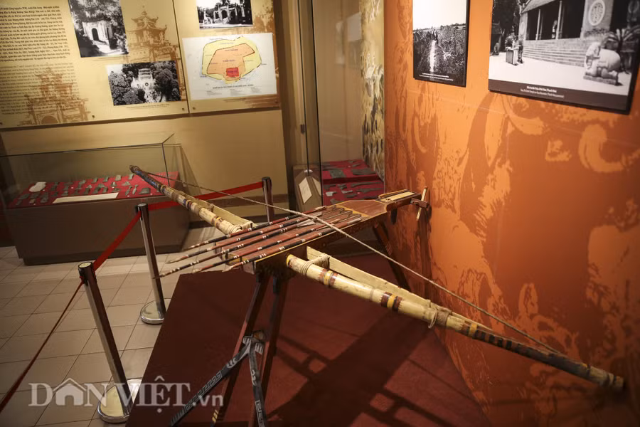  Những hình ảnh cỗ máy bắn nỏ được đặt trên các lâu thuyền được khắc họa trên hoa văn trống đồng Ngọc Lũ, Hoàng Hạ… cùng với việc phát hiện được hàng vạn mũi tên đồng ở Cổ Loa và lẫy nỏ trong một số di tích văn hóa Đông Sơn đã phản ảnh lõi lịch sử trong các truyền thuyết về An Dương Vương xây thành Cổ Loa và là minh chứng rất rõ nét về tài bắn nỏ của cư dân Đông Sơn.