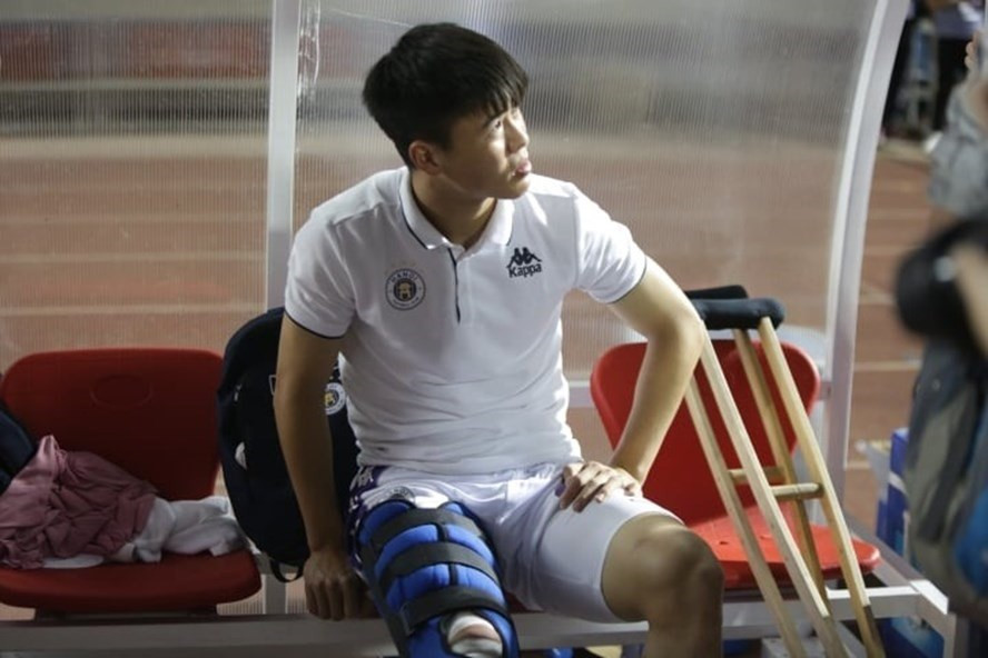 Duy Mạnh sẽ không thể thi đấu cho cả CLB lẫn đội tuyển Việt Nam trong năm 2020 vì chấn thương đầu gối. Ảnh: Viên Đình