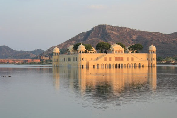 Cung điện Jal Mahal ở Jaipur, Ấn Độ: Jal Mahal là một cung điện “nổi” ở giữa một hồ nước nhân tạo ở Jaipur, Ấn Độ. Trên thực tế, 4 cấp độ của tòa nhà đã bị chìm dưới nước. Cung điện xây dựng từ thế kỷ 16 với mục tiêu ban đầu là nơi nghỉ trong các chuyến săn bắn của hoàng tộc sở tại. Tuy nhiên, hạn hán, các đập nước và hoạt động mở rộng hồ là những nguyên nhân khiến cung điện bị chìm trong vòng 1 thế kỷ sau khi xây dựng. Ảnh: Atlas Obscura.