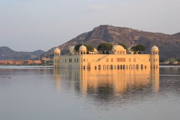 Cung điện Jal Mahal ở Jaipur, Ấn Độ: Jal Mahal là một cung điện “nổi” ở giữa một hồ nước nhân tạo ở Jaipur, Ấn Độ. Trên thực tế, 4 cấp độ của tòa nhà đã bị chìm dưới nước. Cung điện xây dựng từ thế kỷ 16 với mục tiêu ban đầu là nơi nghỉ trong các chuyến săn bắn của hoàng tộc sở tại. Tuy nhiên, hạn hán, các đập nước và hoạt động mở rộng hồ là những nguyên nhân khiến cung điện bị chìm trong vòng 1 thế kỷ sau khi xây dựng. Ảnh: Atlas Obscura.