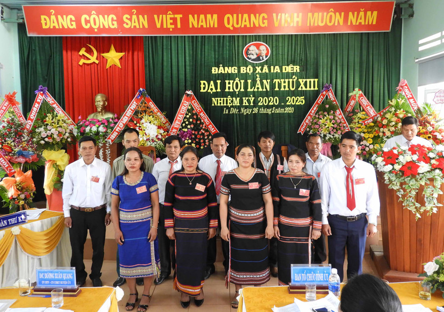 Ban Chấp hành Đảng bộ xã Ia Dêr khoá XIII ra mắt và nhận nhiệm vụ tại đại hội. Ảnh: Thanh Nhật 