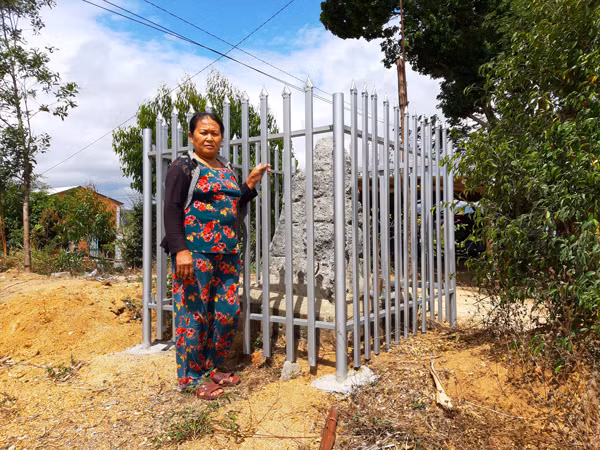 Tấm bia đã được rào lại để bảo vệ. Ảnh: N.Q.T Tấm bia đã được rào lại để bảo vệ. Ảnh: N.Q.T