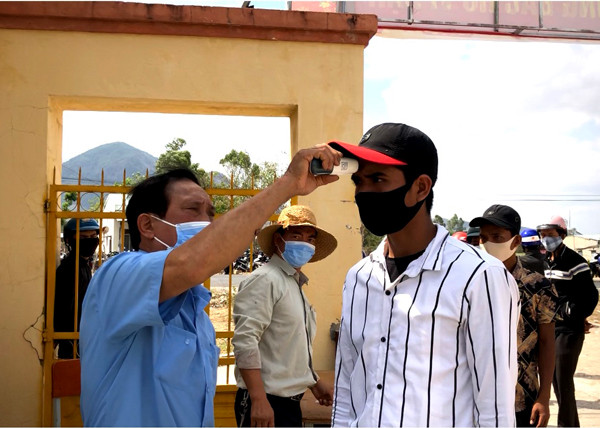 Đo thân nhiệt thí sinh trước khi vào khu vực dự thi sát hạch lái xe tại Trung tâm Giáo dục nghề nghiệp-Giáo dục thường xuyên huyện Krông Pa. Ảnh: L.H