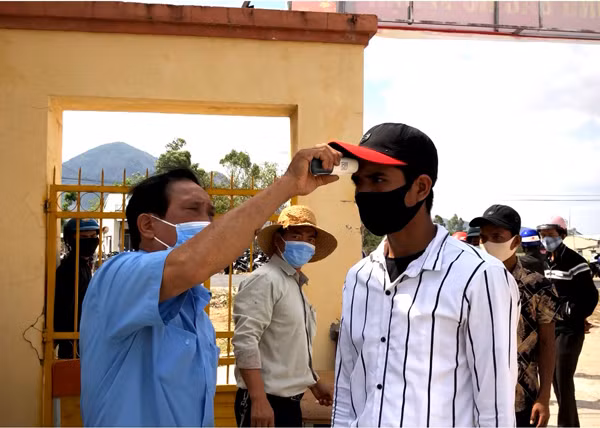 Đo thân nhiệt thí sinh trước khi vào khu vực dự thi sát hạch lái xe tại Trung tâm Giáo dục nghề nghiệp-Giáo dục thường xuyên huyện Krông Pa. Ảnh: L.H