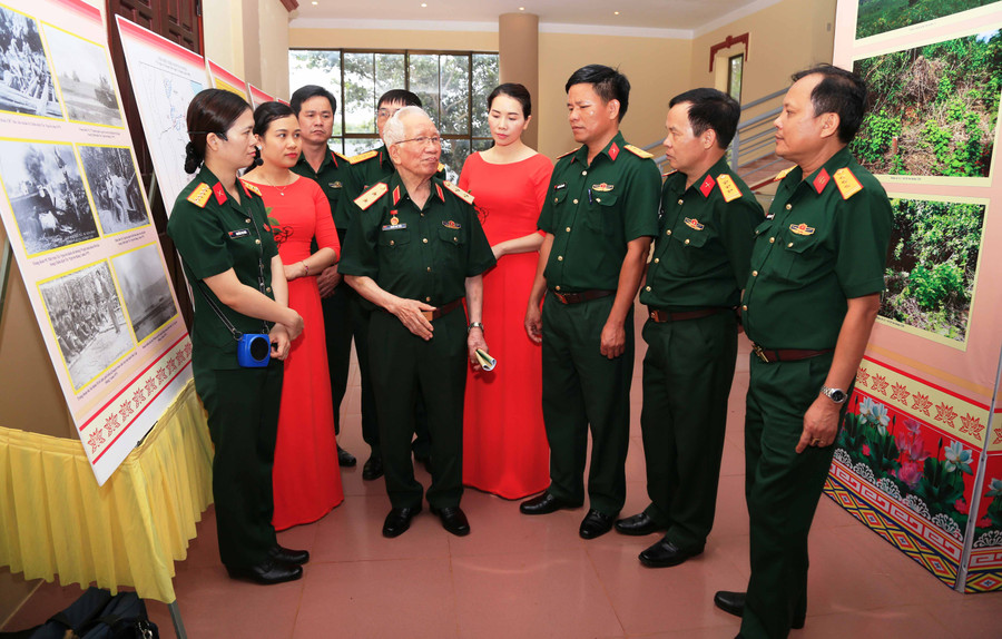 Trung tướng Khuất Duy Tiến-nguyên Tư lệnh Quân đoàn 3 trò chuyện với các đại biểu. Ảnh: Vĩnh Hoàng