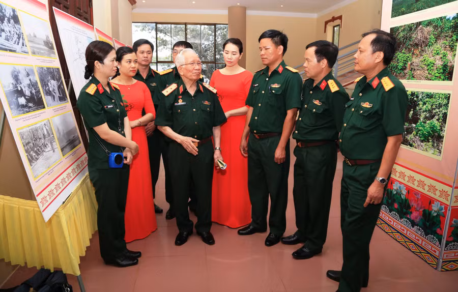 Trung tướng Khuất Duy Tiến-nguyên Tư lệnh Quân đoàn 3 trò chuyện với các đại biểu. Ảnh: Vĩnh Hoàng