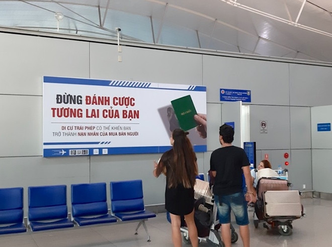 Biển tuyên truyền về chống buôn bán người tại sân bay Tân Sơn Nhất, TP Hồ Chí Minh. Ảnh: ĐSQ Anh