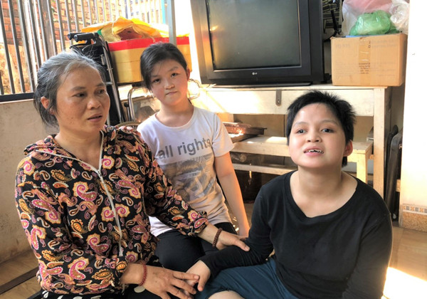 Mẹ con chị Thông trong căn nhà thuê. Ảnh: Đ.Y