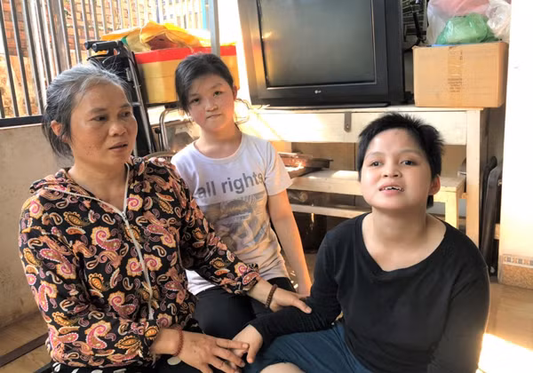 Mẹ con chị Thông trong căn nhà thuê. Ảnh: Đ.Y