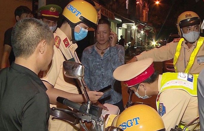 Lực lượng CSGT Thanh Hóa lập biên bản xử phạt người vi phạm giao thông Lực lượng CSGT Thanh Hóa lập biên bản xử phạt người vi phạm giao thông