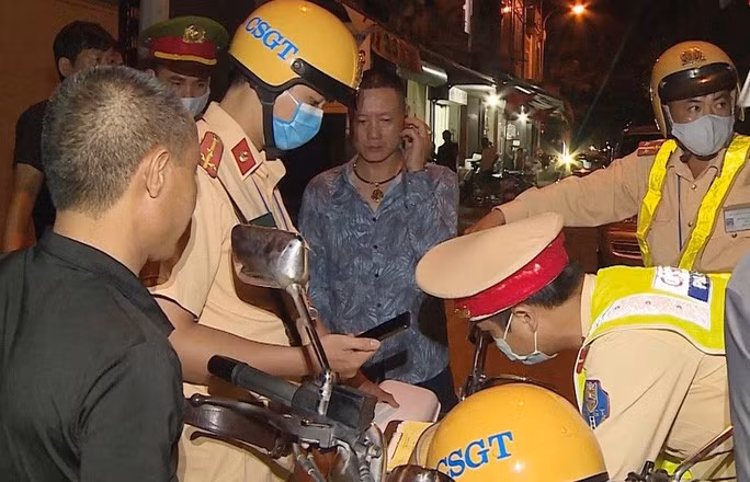 Lực lượng CSGT Thanh Hóa lập biên bản xử phạt người vi phạm giao thông