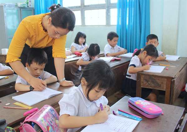 Bắt đầu từ năm học 2020-2021, học sinh lớp 1 sẽ được học theo chương trình, sách giáo khoa mới đã được lựa chọn. Ảnh: H.T