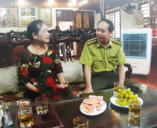 Cán bộ Hạt Kiểm lâm và gia đình đang lên phương án chăm sóc cặp chim quí Cán bộ Hạt Kiểm lâm và gia đình đang lên phương án chăm sóc cặp chim quí