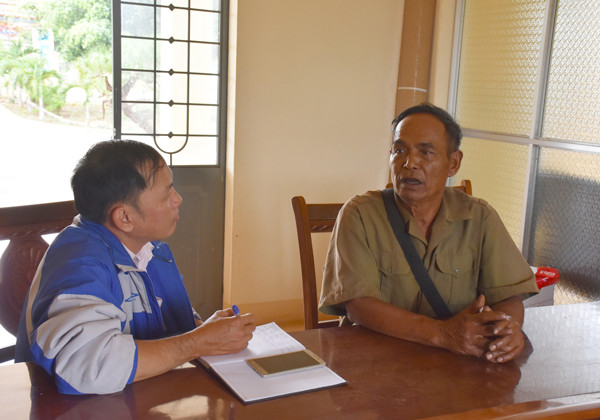 Ông Blưk (bìa phải) là người uy tín tiêu biểu ở huyện Mang Yang. Ảnh: H.P