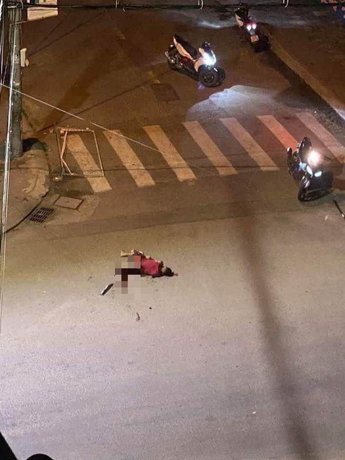  Nạn nhân Đ. bị các đối tượng bỏ mặc tại hiện trường sau khi phát hiện bị chém rớt cánh tay