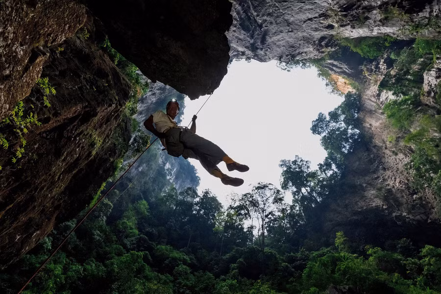 Một trong hai cách để xuống được đáy hố sụt này là thả dây từ miệng hố xuống - Ảnh: Jungle Boss