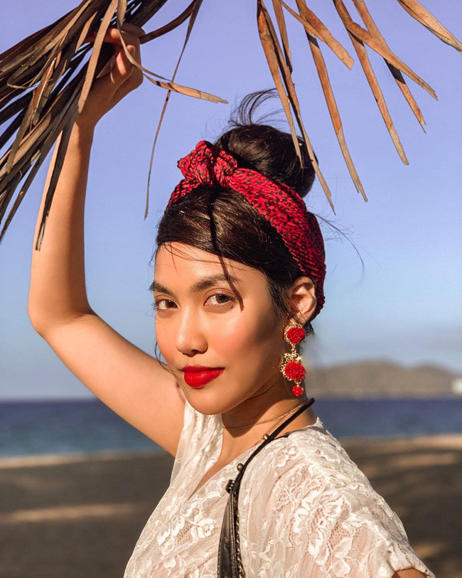 Lan Khuê chỉ ra điểm khác nhau lúc trước và sau khi sinh con khi ra biển du lịch: “Thời độc thân đi biển một ngày thay 1800 bộ đồ. Giờ có một cục kia bám theo, năn nỉ muốn gãy lưỡi baby mới tha cho mami được 1 tiếng sống ảo”. Lan Khuê chỉ ra điểm khác nhau lúc trước và sau khi sinh con khi ra biển du lịch: “Thời độc thân đi biển một ngày thay 1800 bộ đồ. Giờ có một cục kia bám theo, năn nỉ muốn gãy lưỡi baby mới tha cho mami được 1 tiếng sống ảo”.