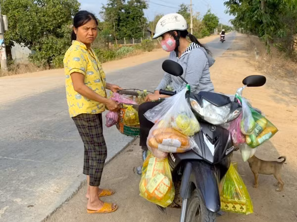 Xe bán thực phẩm dạo của chị Trần Thị Thu Dung (xã Ia Ma Rơn, huyện Ia Pa). Ảnh: V.C 