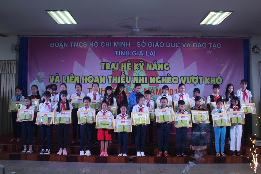 Đại diện lãnh đạo Tỉnh Đoàn và Hội đồng Quản lý Quỹ Bảo trợ trẻ em tỉnh tặng bằng khen và học bổng cho thiếu nhi tại Liên hoan Thiếu nhi nghèo vượt khó. Ảnh: Phan Lài