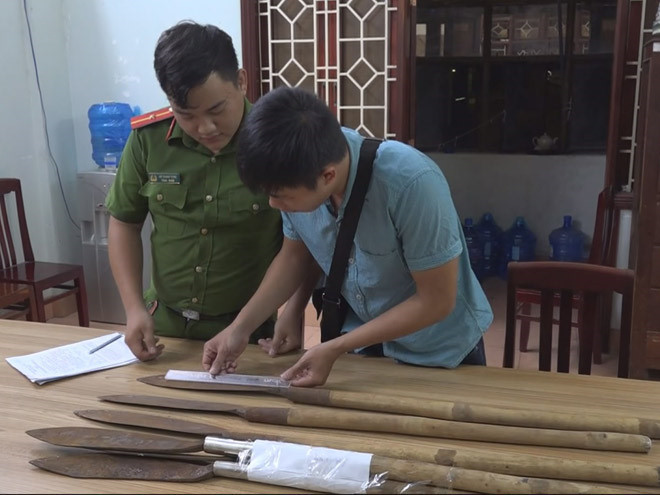 Các loại hung khí do 2 nhóm thanh niên dùng để "quyết chiến" bị Công an TP.Quy Nhơn thu giữ - ẢNH: TRỊ BÌNH Các loại hung khí do 2 nhóm thanh niên dùng để