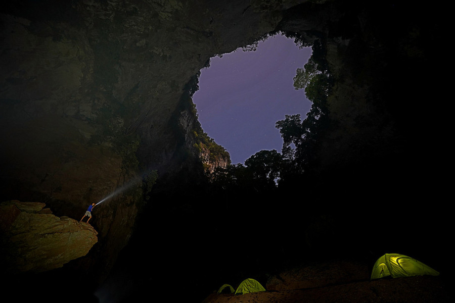 Đêm xuống, hố sụt Kong Collapse trở lên lung linh kỳ ảo - Ảnh: Jungle Boss