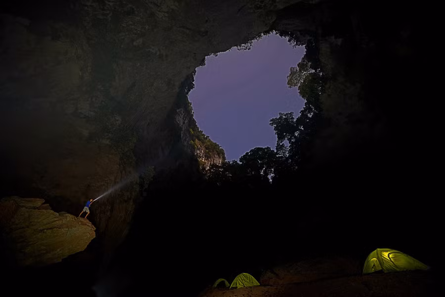 Đêm xuống, hố sụt Kong Collapse trở lên lung linh kỳ ảo - Ảnh: Jungle Boss