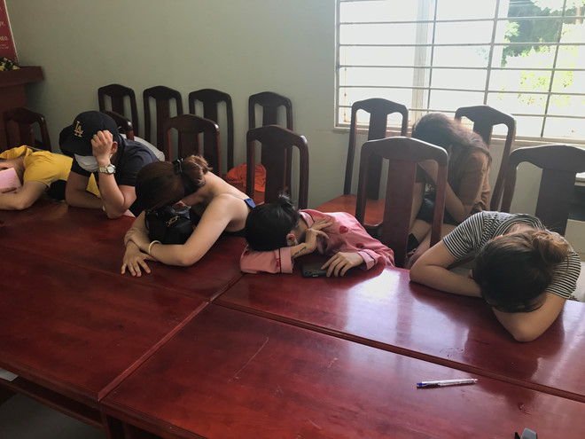 Nhóm nam, nữ được đưa về trụ sở công an làm việc và kiểm tra nhanh đều dương tính với chất ma túy ẢNH: GIANG PHƯƠNG