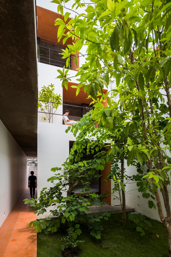 Giếng trời đặt ngay ở trung tâm nhà, tạo sự kết nối giữa các phòng.