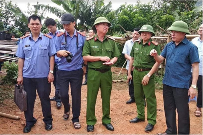 Đại tá Tráng A Tủa (giữa) - Phó Giám đốc Công an tỉnh, Thủ trưởng Cơ quan Cảnh sát điều tra Công an tỉnh Điện Biên - cùng các kiểm sát viên VKSND tỉnh Điện Biên đã trực tiếp xuống hiện trường, chỉ đạo các lực lượng chức năng khẩn trương điều tra làm rõ vụ án.